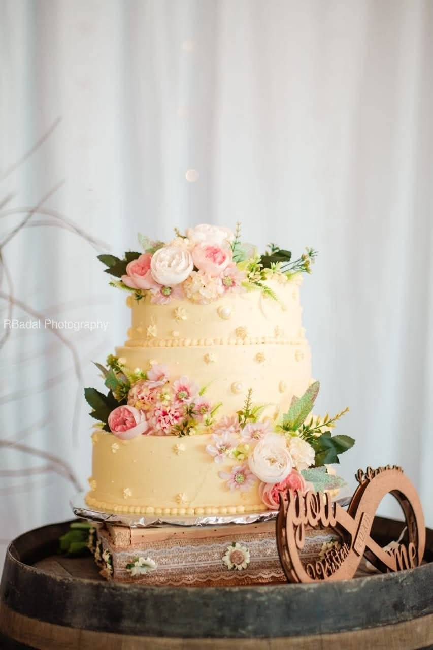 Elegant floral wedding cake